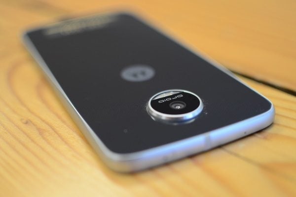 O Moto Z está recebendo a atualização para o Android 7.0 Nougat via OTA. (Foto: Divulgação/Digital Trends)