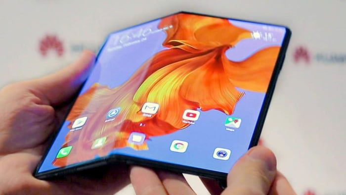 Smartphone Huawei Mate X com sua tela dobrável aberta. 