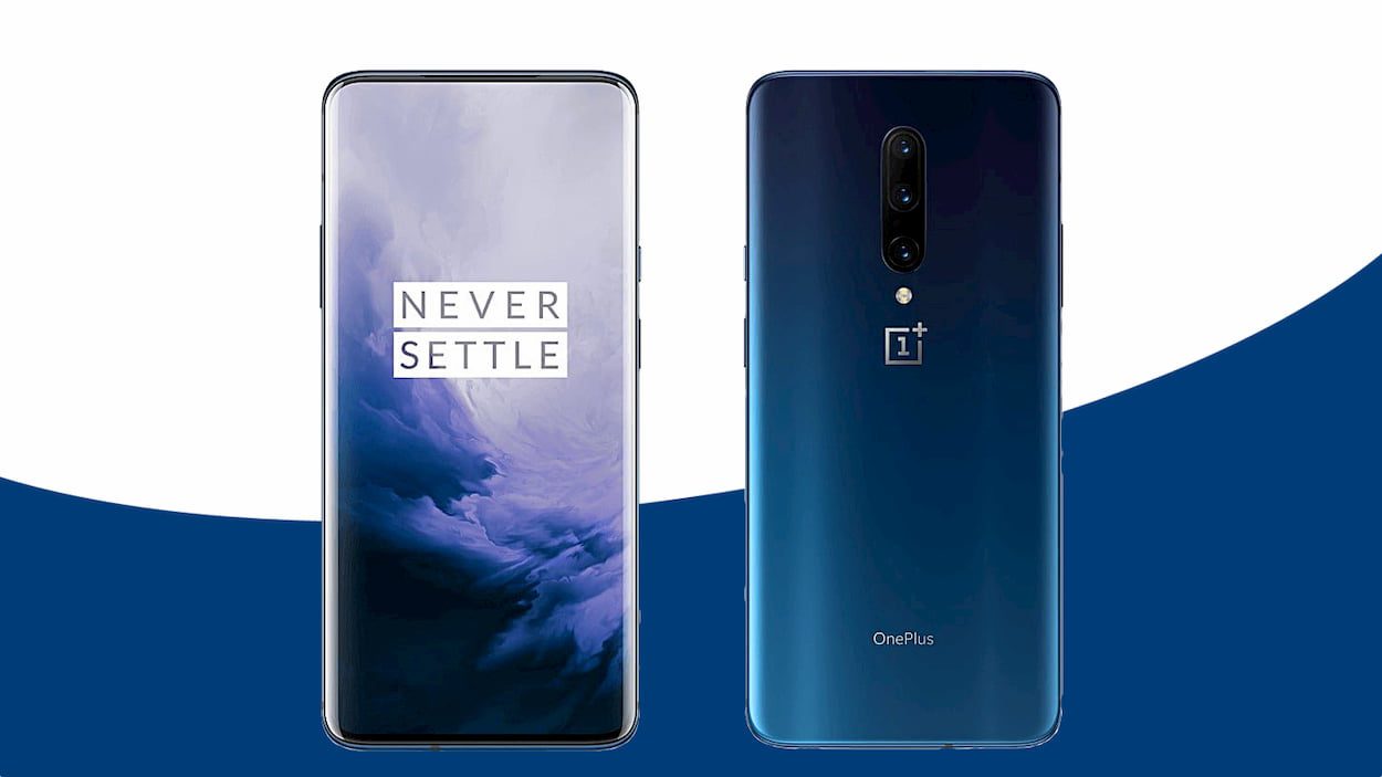 Imagem da parte frontal e da parte traseira do OnePlus 7.