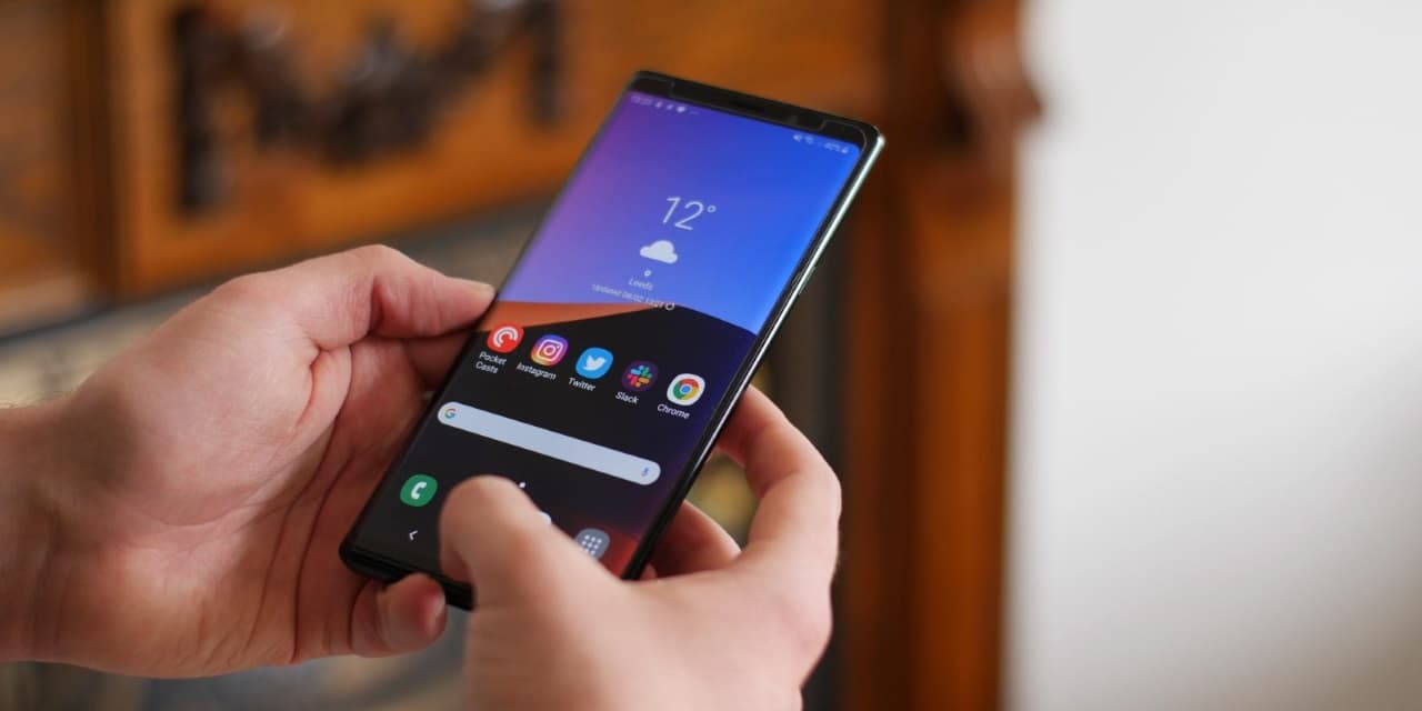 galaxy note 9 nas maos de um usuario