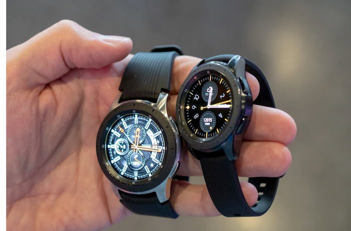 Imagem de dois modelos do Samsung Galaxy Watch.