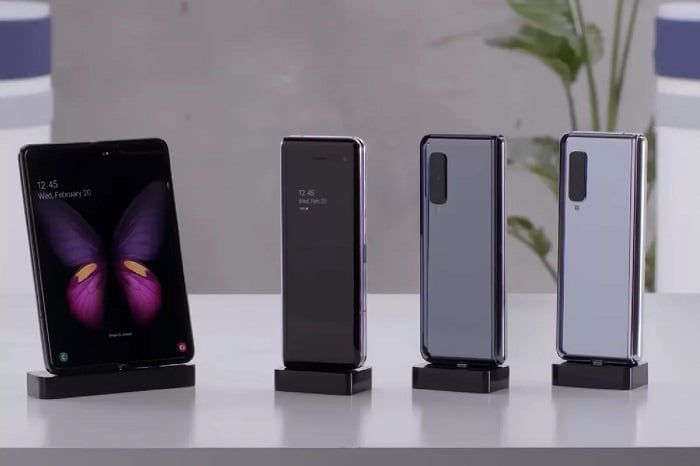 Samsung Galaxy Fold aberto ao lado de três unidades fechadas.