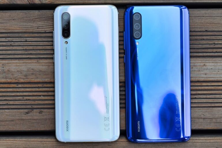 Xiaomi Mi CC9 nas cores branco e azul.
