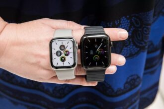 Apple Watch Series 5 em modelos preto e branco.