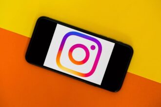 Foto de um smartphone com o logo do Instagram cobrindo toda sua tela.