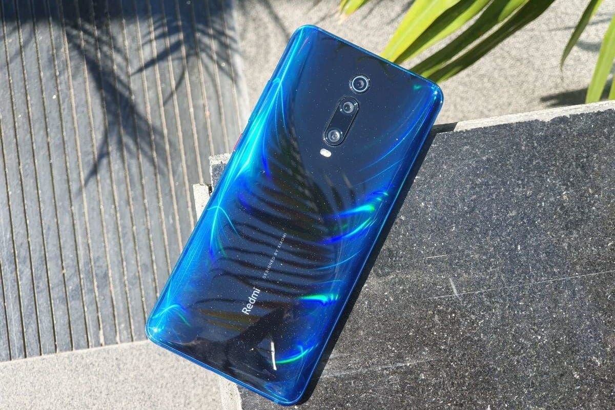 Redmi K30 com 5G e câmera frontal dupla.