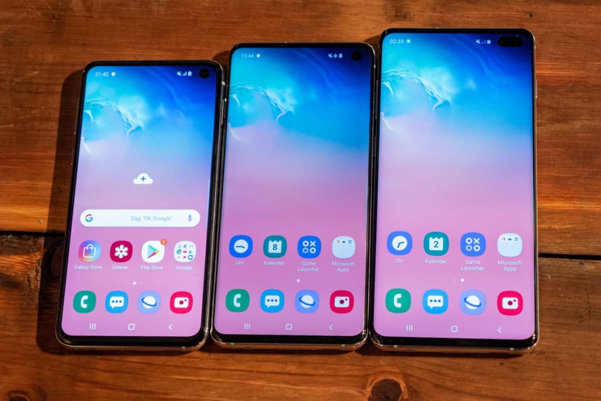 Galaxy S10e ao lado do Galaxy S10 e S10+.