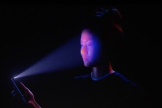 Imagem ilustrativa de uma mulher utilizando a tecnologia de reconhecimento facial da Apple.