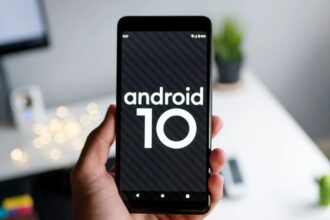 Smartphone com o logo do Android 10 cobrindo a tela.