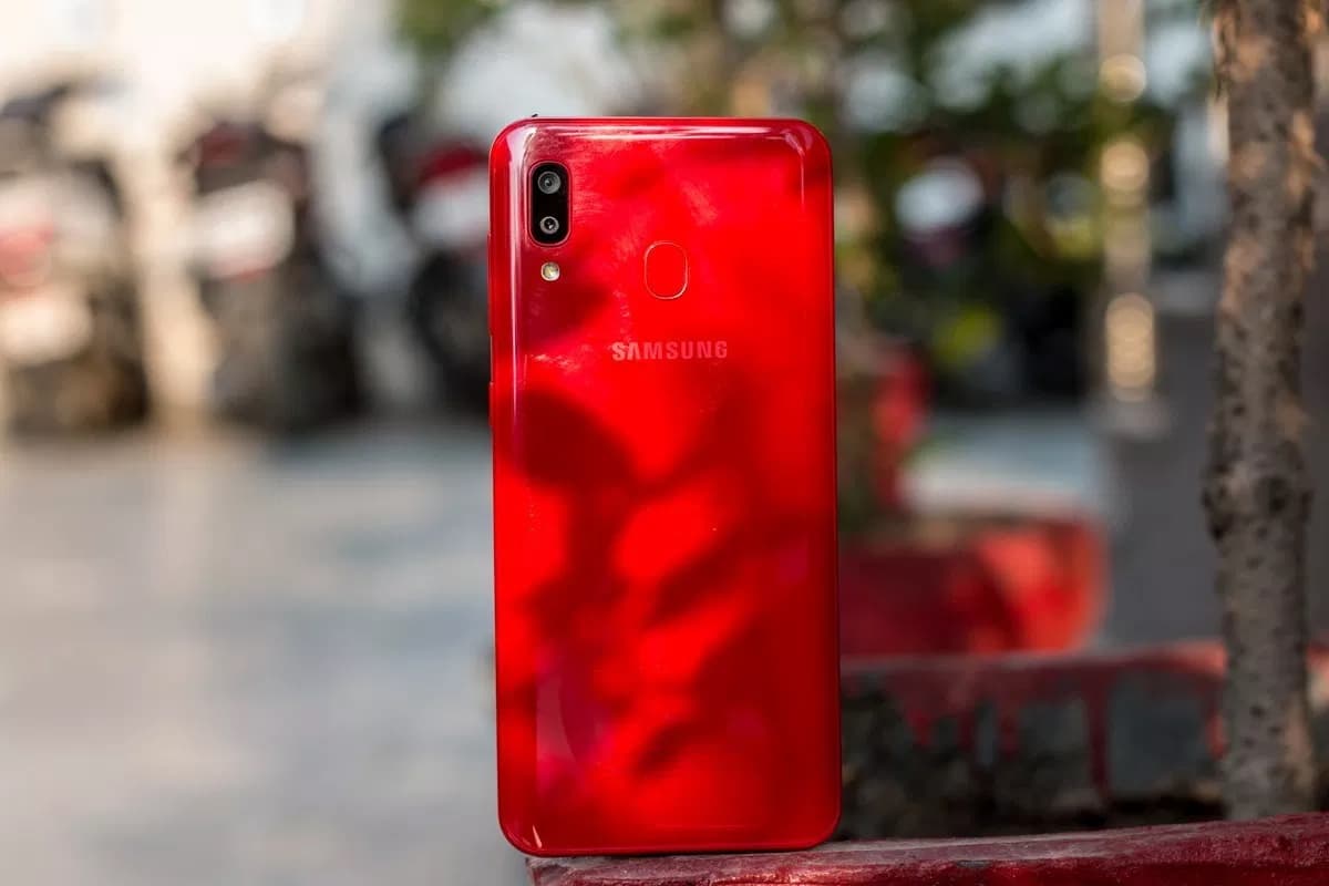 Traseira do Galaxy A20 vermelho.