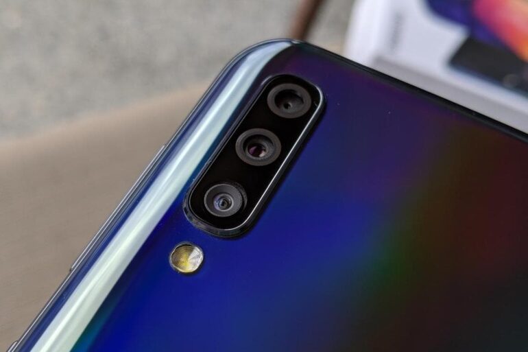 Câmeras traseiras de um Galaxy A50 azul.