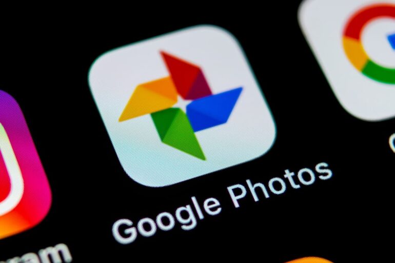 Ícone do Google Fotos em um celular.