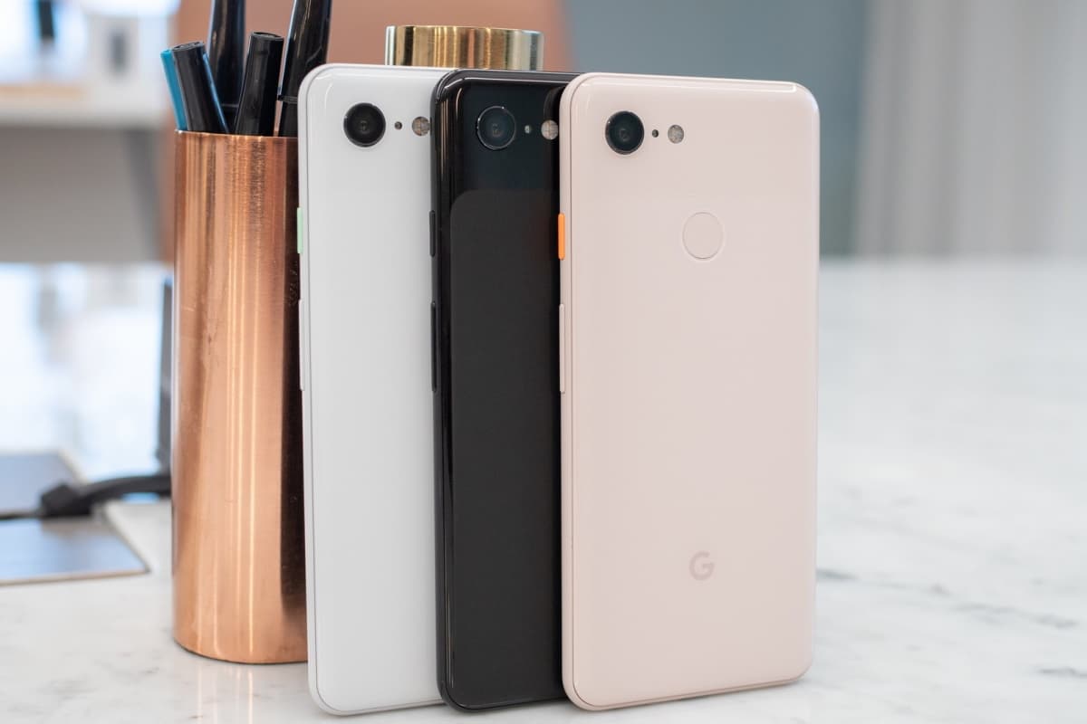 Pixel 3 nas cores branco, preto e rosa.