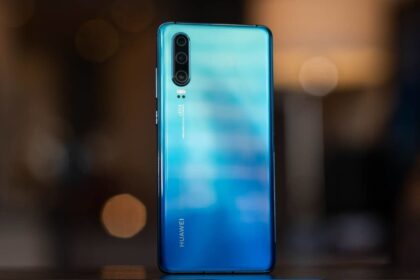 Huawei P30 na cor azul.
