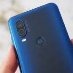 Imagem de smartphone Motorola na cor azul.