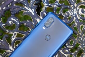 Smartphone Motorola na cor azul.