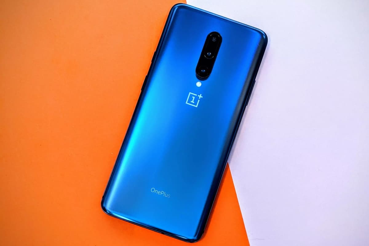 OnePlus 7 Pro na cor azul.