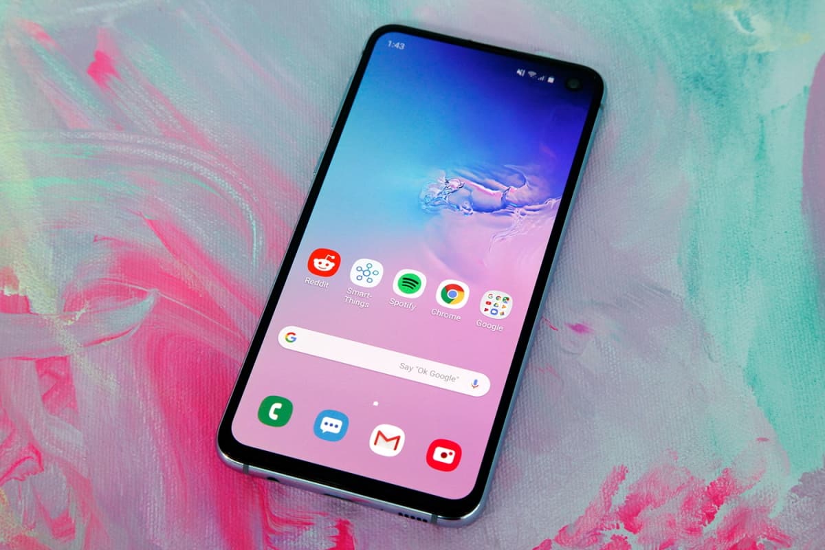 Samsung Galaxy S10 com a tela ligada.