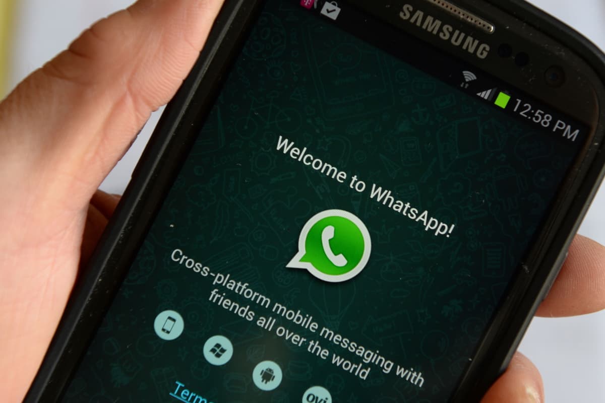 Foto de smartphone Samsung com WhatsApp.