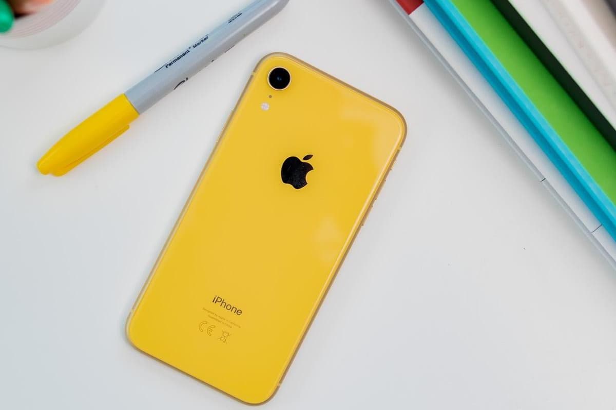 iPhone XR amarelo parte traseira.