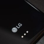 Foto do logo da LG em um smartphone.