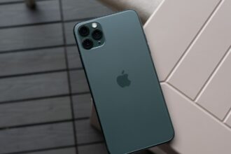 iPhone 11 Pro Max cinza, parte traseira.