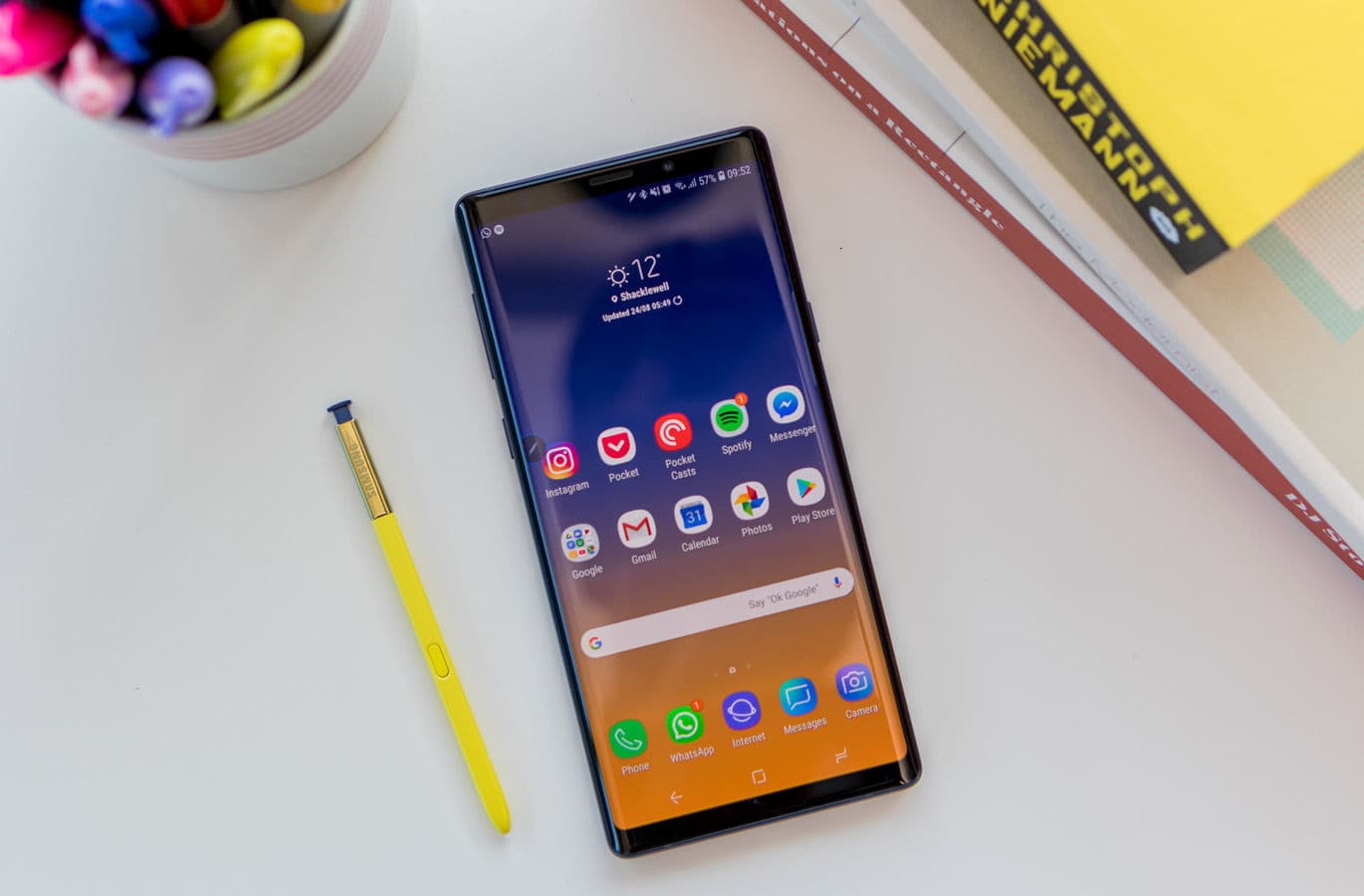 Galaxy Note 9 ao lado da S-Pen.