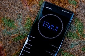 Imagem ilustrativa de smartphone Huawei com a interface EMUI.