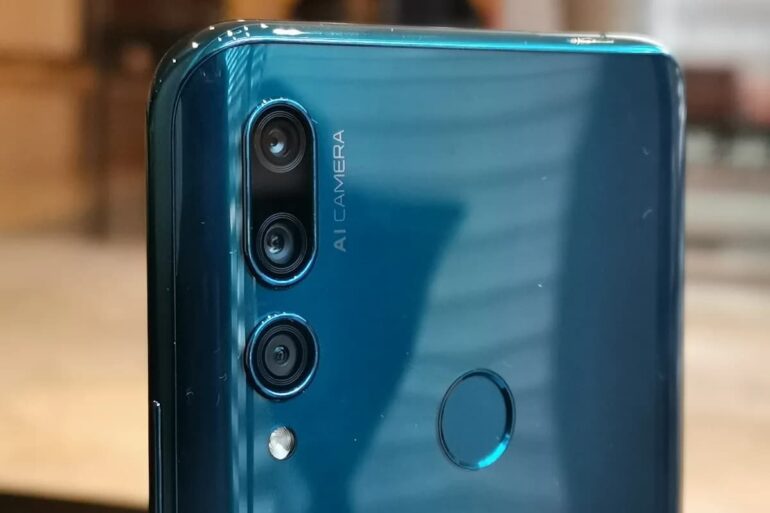 Huawei Y9 Prime 2019, foto focando as câmeras traseiras.