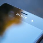 Imagem ilustrativa de smartphone Sony, foto do logo da marca na parte frontal do aparelho.