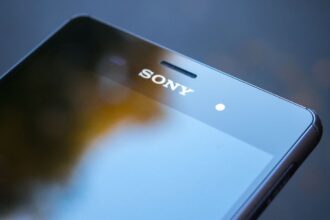 Imagem ilustrativa de smartphone Sony, foto do logo da marca na parte frontal do aparelho.