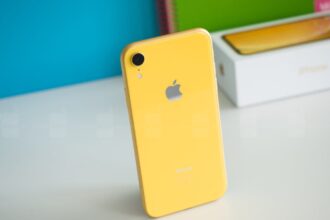 iPhone 8 amarelo.