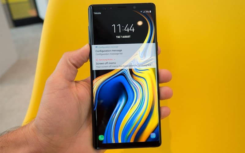 Galaxy Note 9 com a tela ligada.