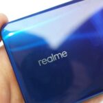 Traseira de smartphone Realme com o logo da marca.