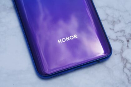 Logo da Honor em um smartphone.
