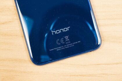 Logo da Honor em traseira de smartphone.