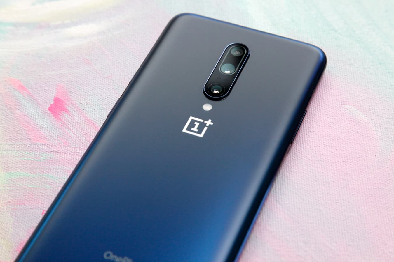 OnePlus 8 aparece em imagens reais.