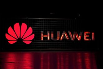 Logo da Huawei em letreiro.