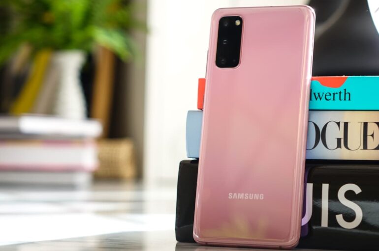 Samsung Galaxy S20 rosa traseira.
