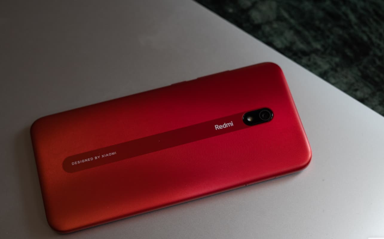 Xiaomi Redmi 8A traseira, vermelho.