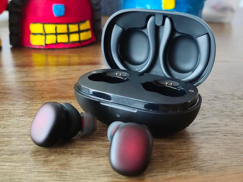 Amazfit Powerbuds com estojo.