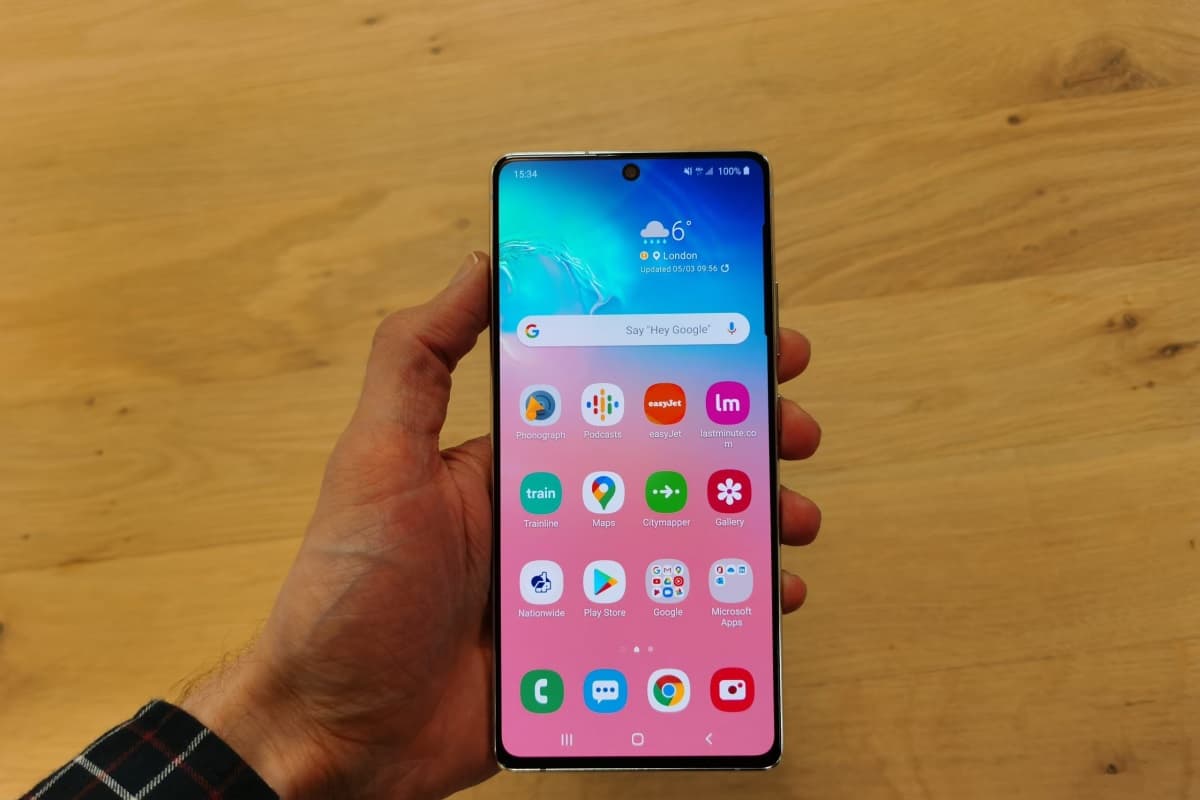 Samsung Galaxy S10 Lite parte frontal.