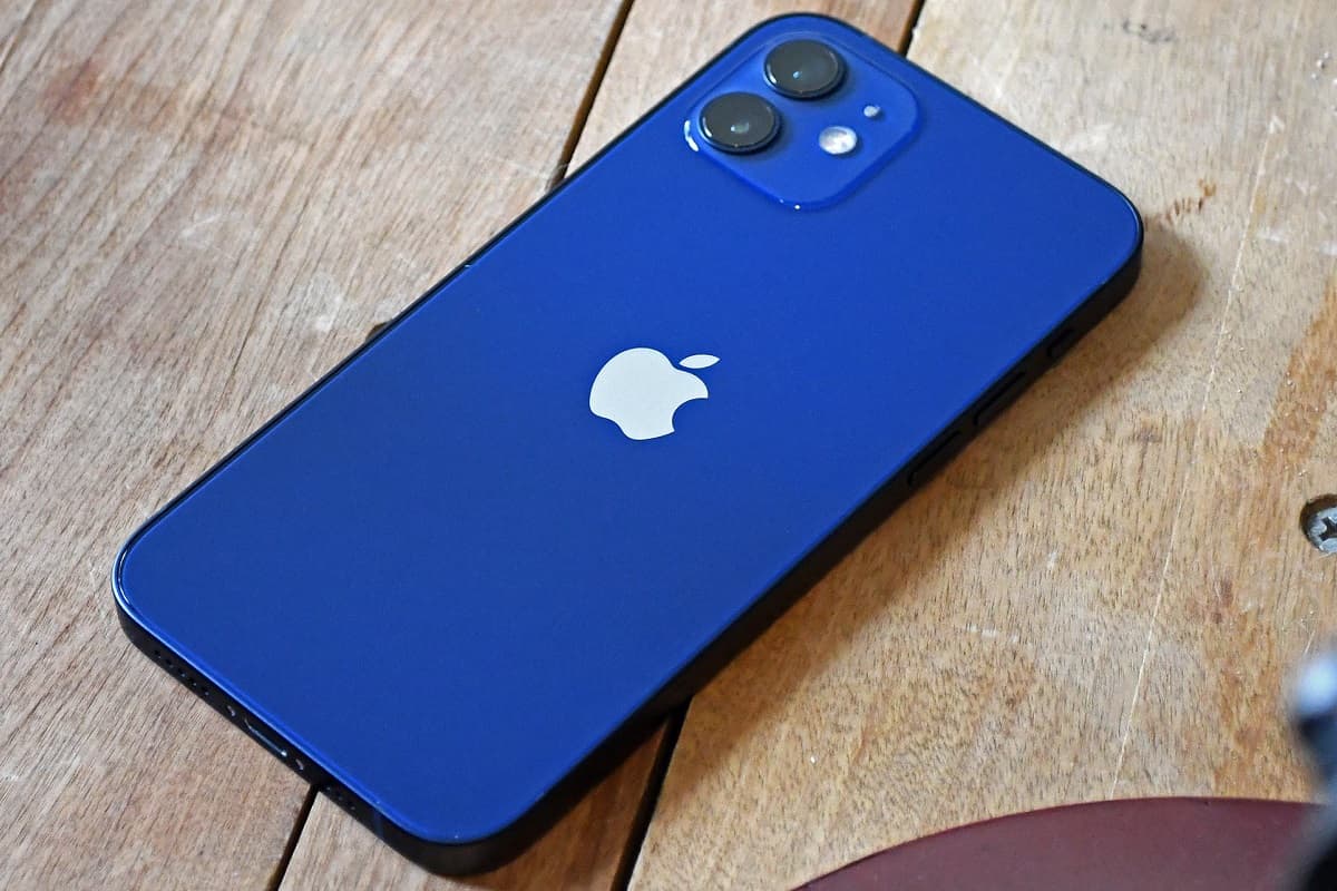 iPhone 12 azul.