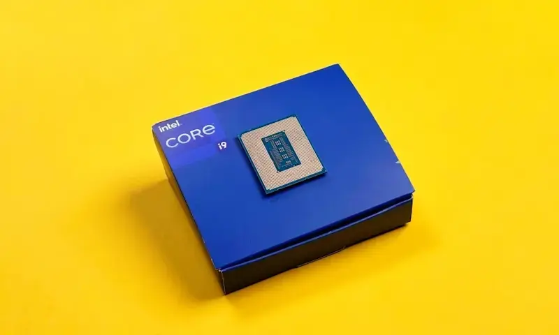 Fundo amarelo com uma caixa azul do novo processador Intel Core i9-14900KS, a caixa tem o processador sobre ela e no canto superior esquerdo traz o nome da fabricante e do componente.