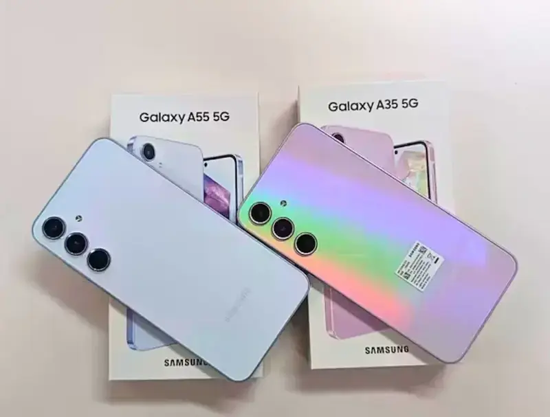 Foto do Galaxy A35 e do A55 em cima de suas respectivas caixas, são os únicos da linha Galaxy A 2024 com proteção IP67.