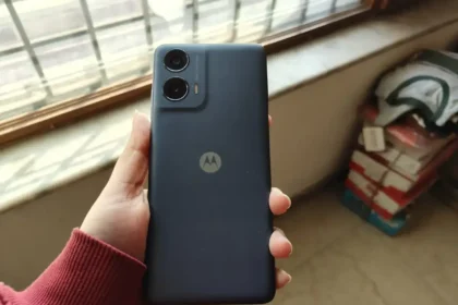 Foto do Motorola Moto G24 Power preto sendo segurado por uma mão