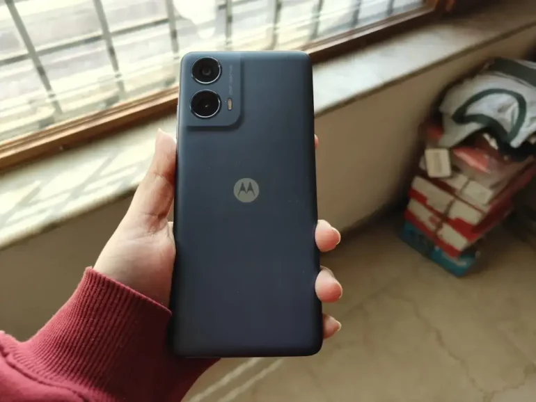 Foto do Motorola Moto G24 Power preto sendo segurado por uma mão