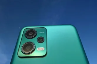 Traseira do Redmi Note 12 5G verde com foco nas câmeras