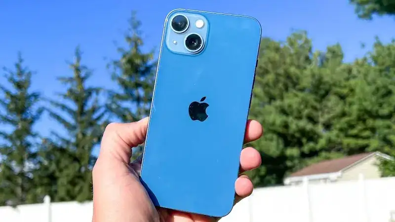 Traseira do iPhone 13 azul