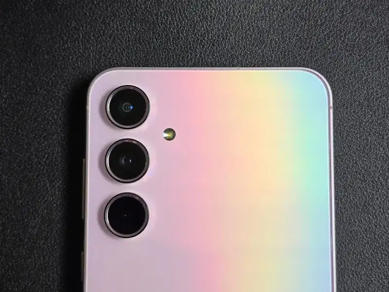 Câmeras traseiras do Galaxy A55.